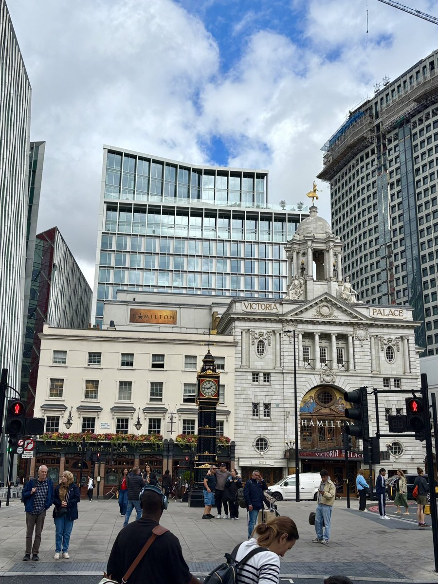 🇬🇧イギリス🇬🇧
海外に興味を持って英語始めるきっかけにもなった地へついに上陸。建物のかわいさも街の雰囲気も最高でワクワクが止まりません。