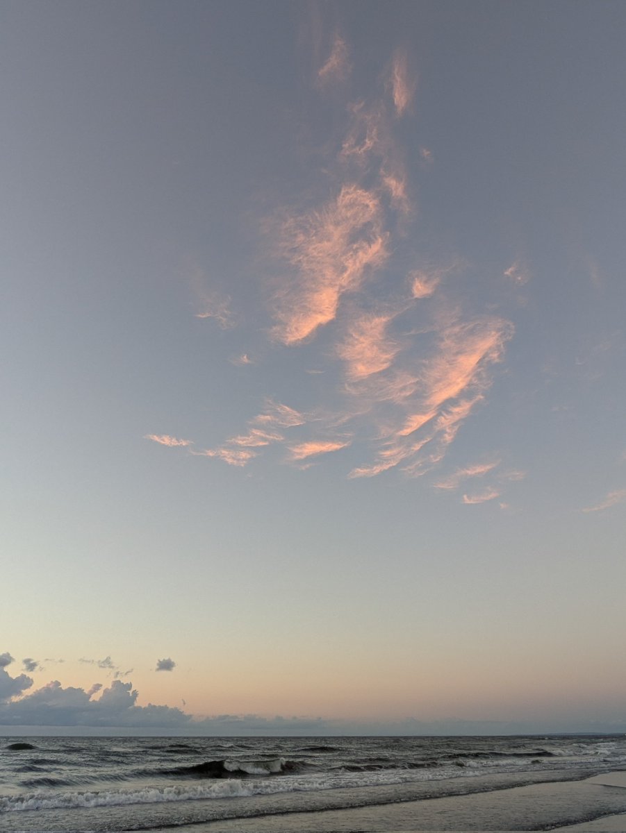 夕暮れが急ぐ
海に光を溶かして…