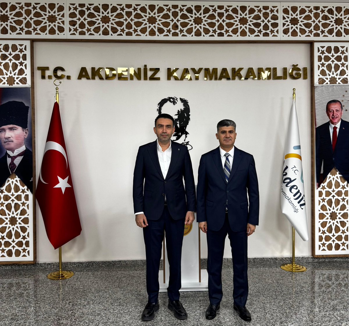 📍 Akdeniz Kaymakamlığı

Akdeniz Kaymakamımız Sayın Zeyit Şener’i makamında ziyaret ettik.

Ziyaretimizde; ilçemizde hayata geçirilen yatırımlar, devam eden projeler ve vatandaşlarımızın taleplerine yönelik çalışmalar hakkında kapsamlı istişarelerde bulunduk. Akdeniz’in