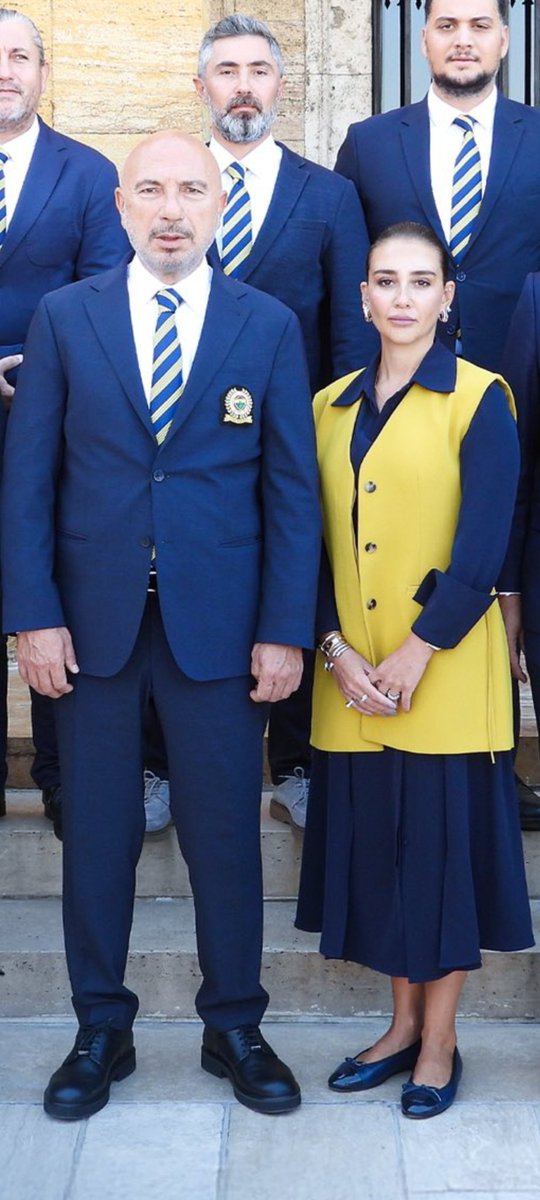 Ağır bir Galatasaray taraftarıyım ama şu kadının giyimine,tarzına bakar mısınız? 
Harika durmuş, Anıtkabir'e nasıl gidilir,nasıl saygı gösterilir.
Müthiş