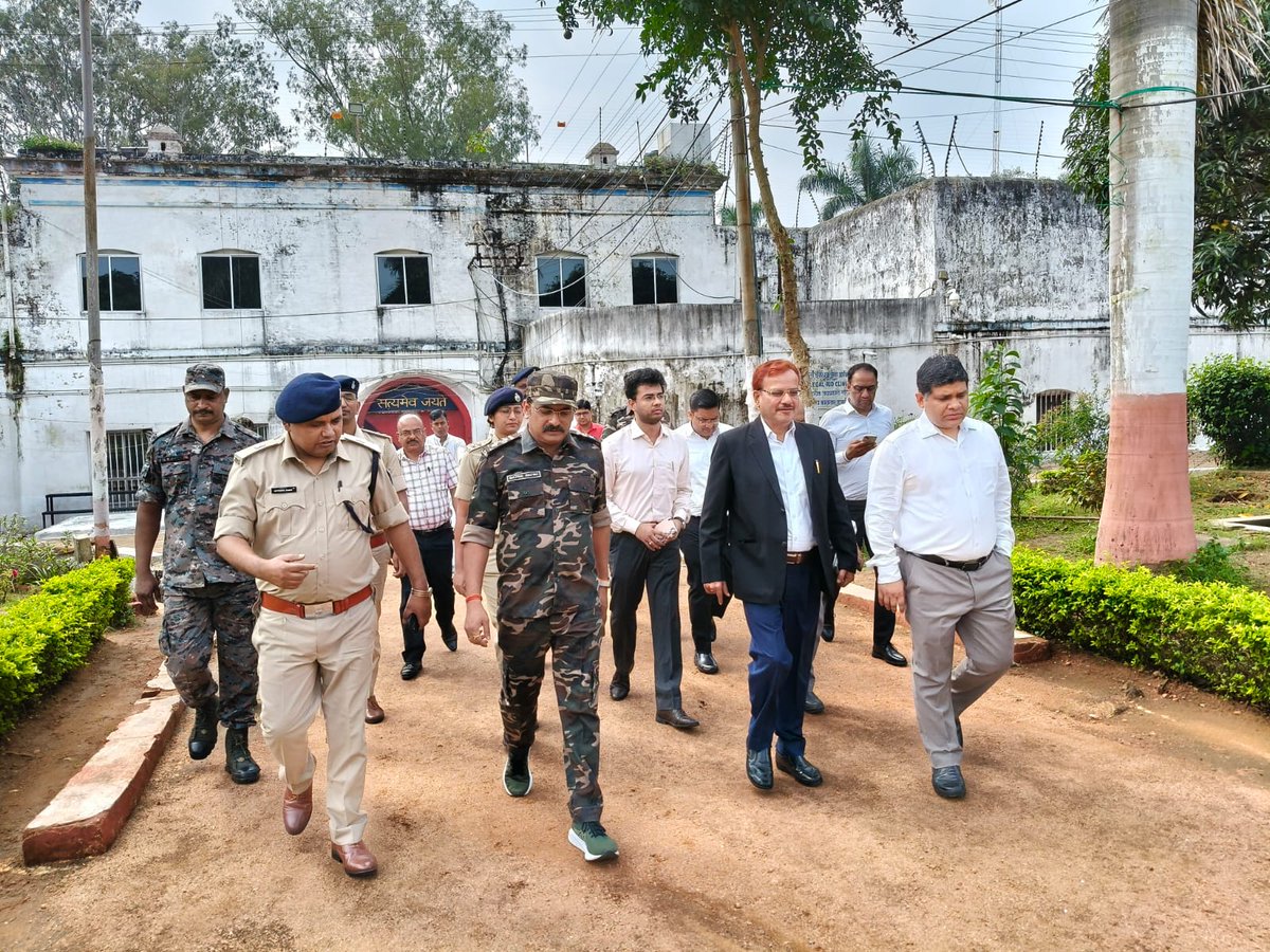 प्रधान जिला एवं सत्र न्यायाधीश श्री रणजीत कुमार, एवं  पुलिस अधीक्षक श्री अंजनी अंजन के साथ संयुक्त रूप से लोकनायक जयप्रकाश नारायण केंद्रीय कारा, हजारीबाग का आज औचक निरीक्षण किया।

निरीक्षण के क्रम में संपूर्ण कारा परिसर का अवलोकन किया गया तथा सजायाफ्ता कैदियों से मिलकर उनकी