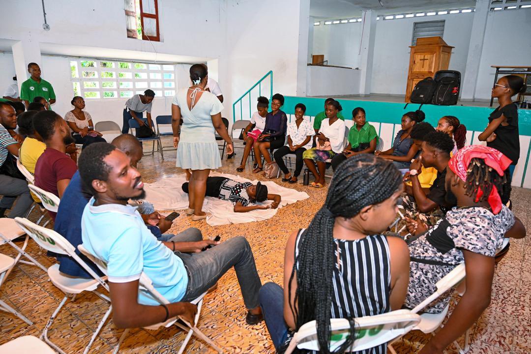 Mouvman Etidyan - EDE (@etidyanede) on Twitter photo En collaboration avec <a href="/EdeSecours/">EDE Secours</a>, la Coordination Départementale du Sud du Mouvman Etidyan EDE a tenu hier une séance de formation en secourisme à l’intention de ses membres.
Cette initiative marque une étape importante dans l’apprentissage des gestes qui sauvent. En collaboration avec <a href="/EdeSecours/">EDE Secours</a>, la Coordination Départementale du Sud du Mouvman Etidyan EDE a tenu hier une séance de formation en secourisme à l’intention de ses membres.
Cette initiative marque une étape importante dans l’apprentissage des gestes qui sauvent.