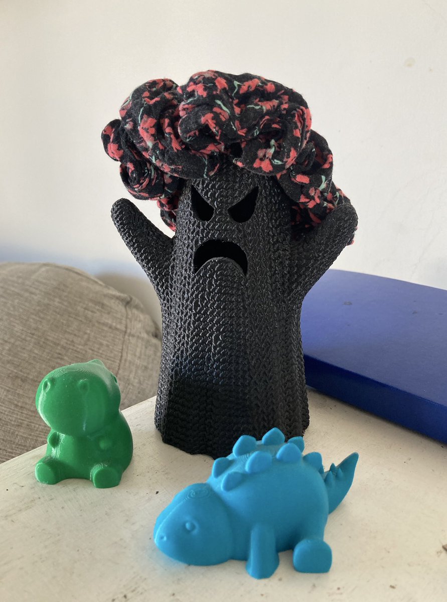 Azupuma's tweet image. Me regalaron un fantasma que es para poner una lucecita adentro y que se ilumine pero yo lo uso de porta gomitas, hoy amaneció en modo señora