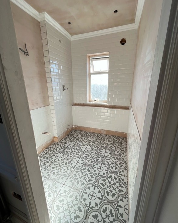 wallsandfloors's tweet photo. Leftover tile hack 👀

ig homebacktobrick made use of their leftover floor tiles by creating a recessed niche - we love how this ties in the wall and floor spaces whilst reducing waste at the same time 🥰 

Shop here: https://t.co/1v8nAgLZRk

#tiles #patterntiles https://t.co/51VC178G2e