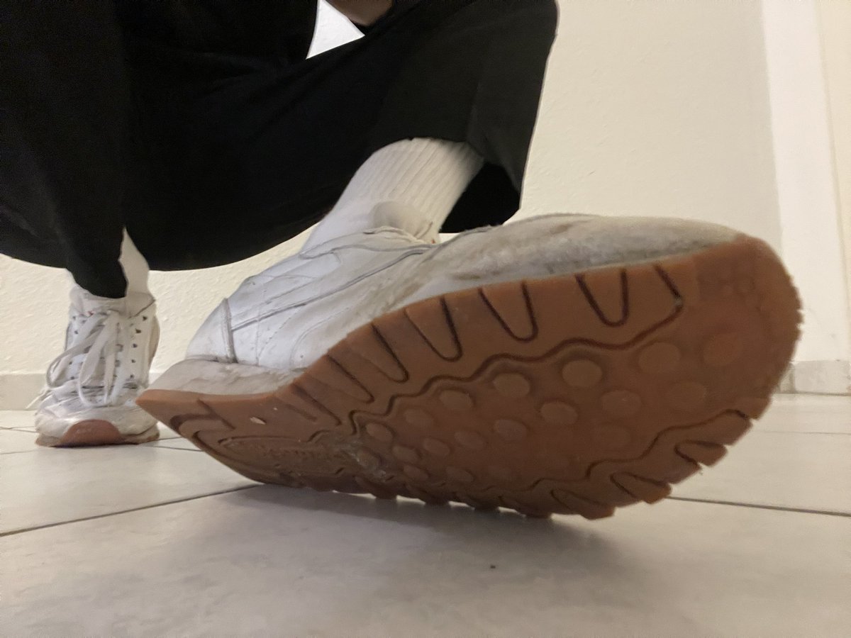 feet_yn's tweet photo. Wer leckt sie sauber und drückt ab? 

#feet #feetmen #feetfetısh #footfetısh #footslave #dirtyfeet #malefeet #solesworship #socks #paypig #stinkysocks #smellysocks #wornsocks  #cashmaster #zahlsklave #geldsklave #findom https://t.co/g1yYbZXwNI