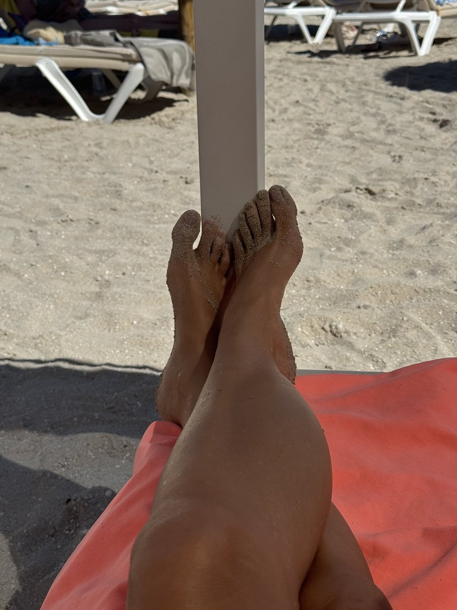Delishtoes1's tweet photo. Sandy toes #feet #soles #giantessfeet https://t.co/EklJSLIVUq