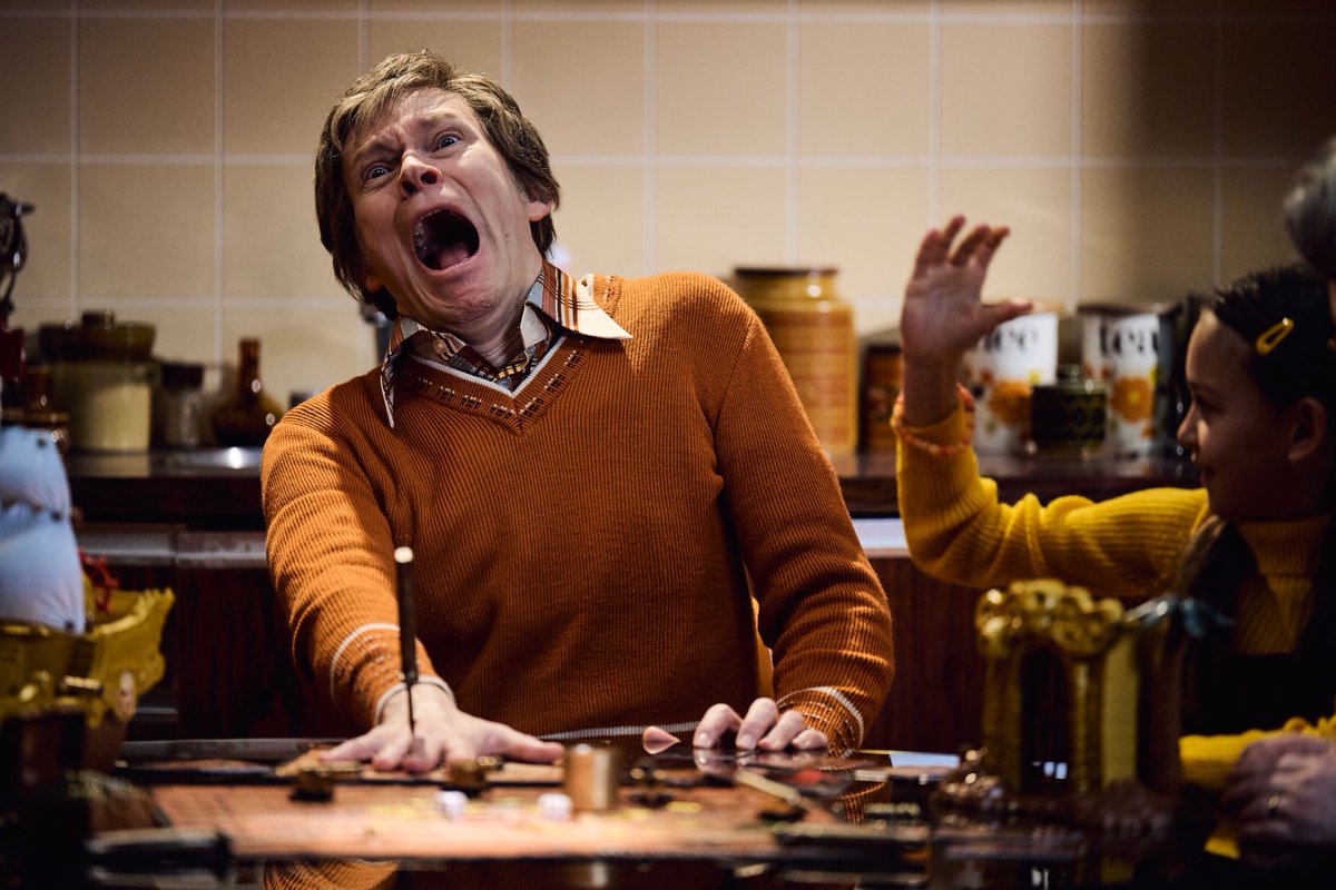 4Viewers's tweet image. The inventive and quite sweary new sketch show continues, with TV&apos;s shallowest game show, the world&apos;s scariest film, and mobile phone etiquette while doing a murder to look forward to. #MitchellAndWebbAreNotHelping, tonight at 10pm on @Channel4