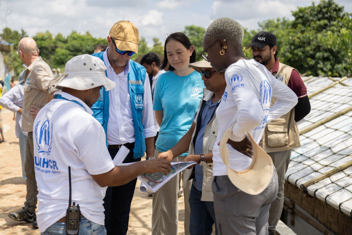 UNHCR🇧🇩Representative <a href="/IFreijsen/">Ivo Freijsen</a> took his very first visit to the Rohingya camps this week, meeting refugees &amp; seeing the work of humanitarian partners firsthand.

From protection to infrastructure challenges — he listened, learned &amp; engaged with those shaping the response.