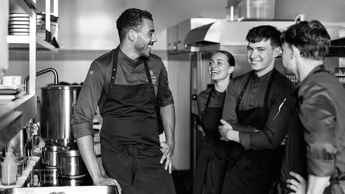 𝗟𝗲𝘀 𝗧𝗿𝗼𝗶𝘀 𝗥𝗼𝗶𝘀, 𝗕𝗮𝘀𝗲𝗹: «𝗕𝗮𝗻𝗸𝘀» 𝘀𝘁𝗮𝘁𝘁 𝗕𝗮𝗹𝗹𝘀𝗮𝗮𝗹
Das Luxushotel am Rhein gönnt sich ein drittes Restaurant: Euro-asiatische Küche, zum Teilen konzipiert. Ein magischer Ort, konzipiert von den «Hausarchitekten» Herzog &amp; de Meuron, mit Blick auf den