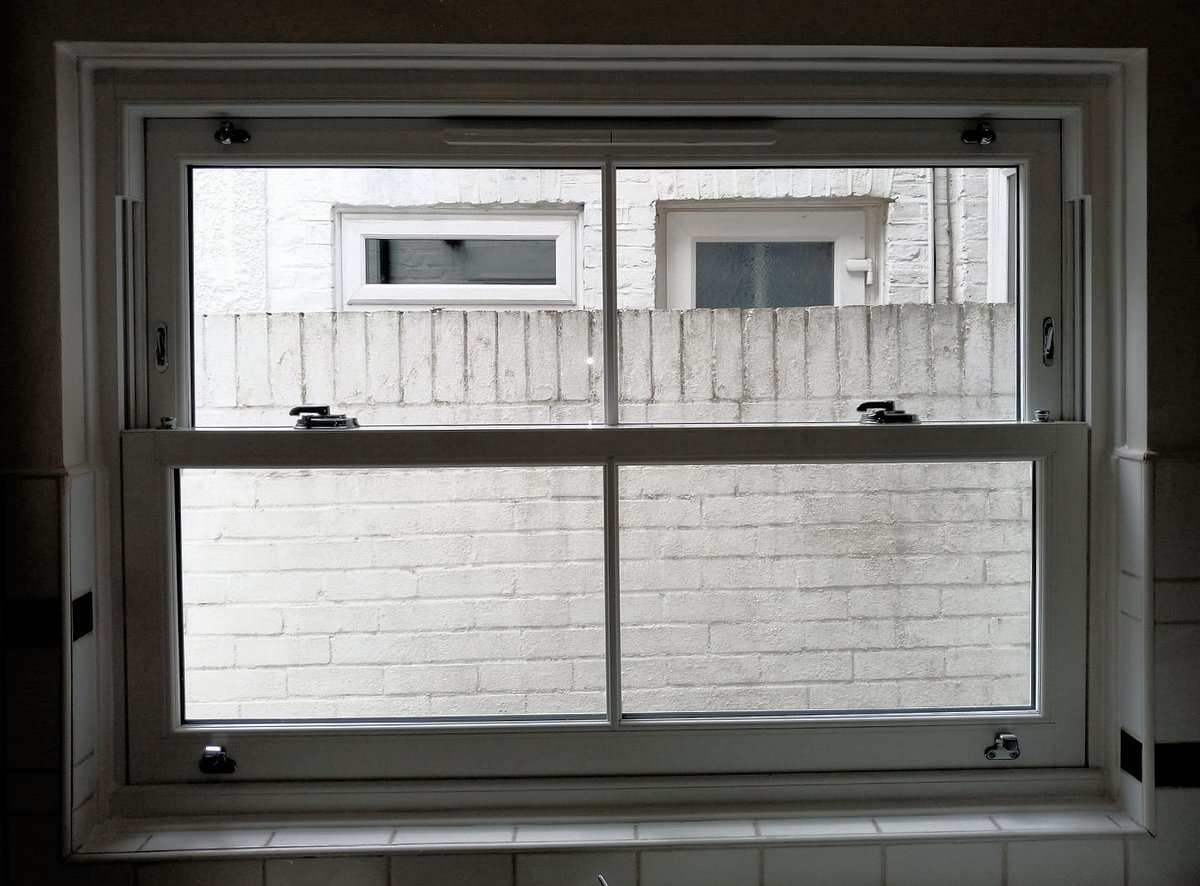 #TraditionalStyle #sashwindows 🤩
#keepingitreal with these lovely #sash windows from <a href="/QuickslideLtd/">Quickslide Ltd</a> 👏🏻 featuring slim midrail and deep bottom rail - so good they look like wood! #PeriodProperty #periodhome #newwindows