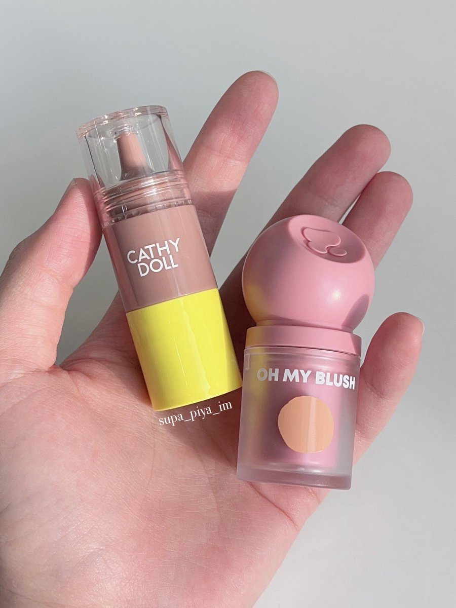 supa_piya_im's tweet photo. เปรียบเทียบครีมบลัชแบรนด์ไทยสีนัว คิดว่าหลายคนคงลังเล ระหว่าง

CathyDoll รุ่น Sun drop เบอร์ 01 กับ 
Oh my blush ของ 2P เบอร์ 13 

จริงๆสองแบรนด์นี้สีต่างกันอยู่น้า เนื���อก็ไม่ค่อยคล้ายกันด้วย

Cathydoll - สีจะติดน้ำตาลมากกว่า เนื้อมีความเหลวกว่า ใส่ spf มาให้ แต่เวลาใช้ต้องกดที่ก้นเพื่อให้เนื้อบลัชออกมา สำหรับเรารู้สึกว่าแอบใช้ยากไปหน่อย แต่อยู่บนแก้มละนัวมากนะ 

Oh my blush - สีติดชมพูตุ่น เกลี่ยแล้วฟุ้งกว่า  เนื้อมีความหนากว่า มีแปรงจุ่มมากับแพ็กเกจให้ใช้ ทำให้รู้สึกว่า��ฟรนลี่กับคนใช้ ใช้ง่ายกว่า แตะแปปๆสวยเลย