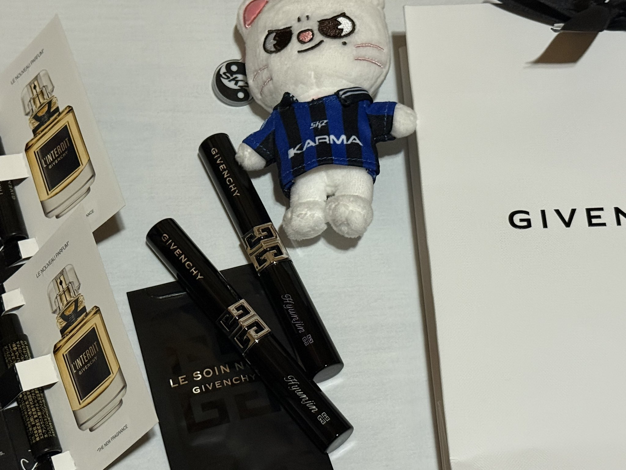 StrayKids ヒョンジン GIVENCHY BEAUTY サイン刻印入り StrayKids ヒョンジン GIVENCHY BEAUTY サイン刻印入り