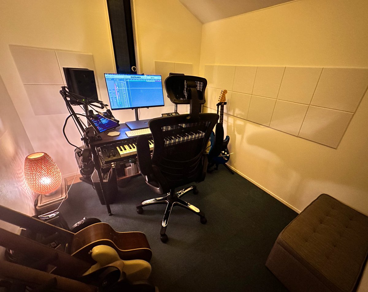 自宅スタジオの模様替え完了！
近々スピーカー新調して吸音ボードも増やしたいところ