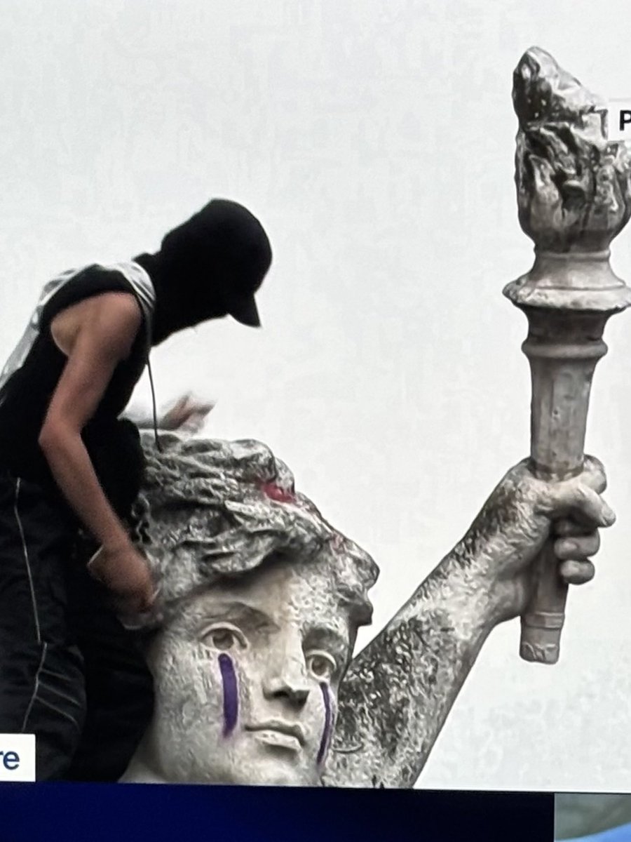 Saccager une Marianne, symbole d’une République née dans le sang et la division, ne fait pas avancer la France.
La vraie France est celle du roi, de la foi et de la mémoire, pas des idéologies destructrices.
#Royalisme #Mémoire #FranceCatholique #Histoire