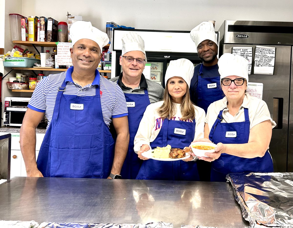 Members of our P&amp;C team came together at Inn from the Cold in Newmarket to prepare a three-course meal for 100 guests!
-
Des membres de notre équipe P&amp;C se sont réunis au Inn from the Cold à Newmarket pour préparer un repas de trois plats pour 100 invités!