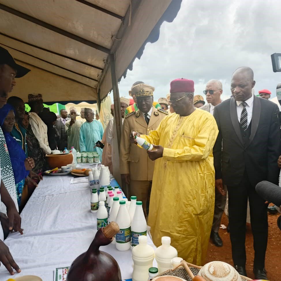 africavet's tweet photo. 🇨🇲 Cameroun : l’usine laitière de Ngaoundéré passe de 1 500 à 5 000 L/jour. Plus d’1 milliard FCFA investis dans la stratégie d’import-substitution pour booster le Made in Cameroon. 🥛
Lien : https://t.co/NBgfkE04w8
#Cameroun #LaitLocal #ImportSubstitution https://t.co/nFqErcwINR