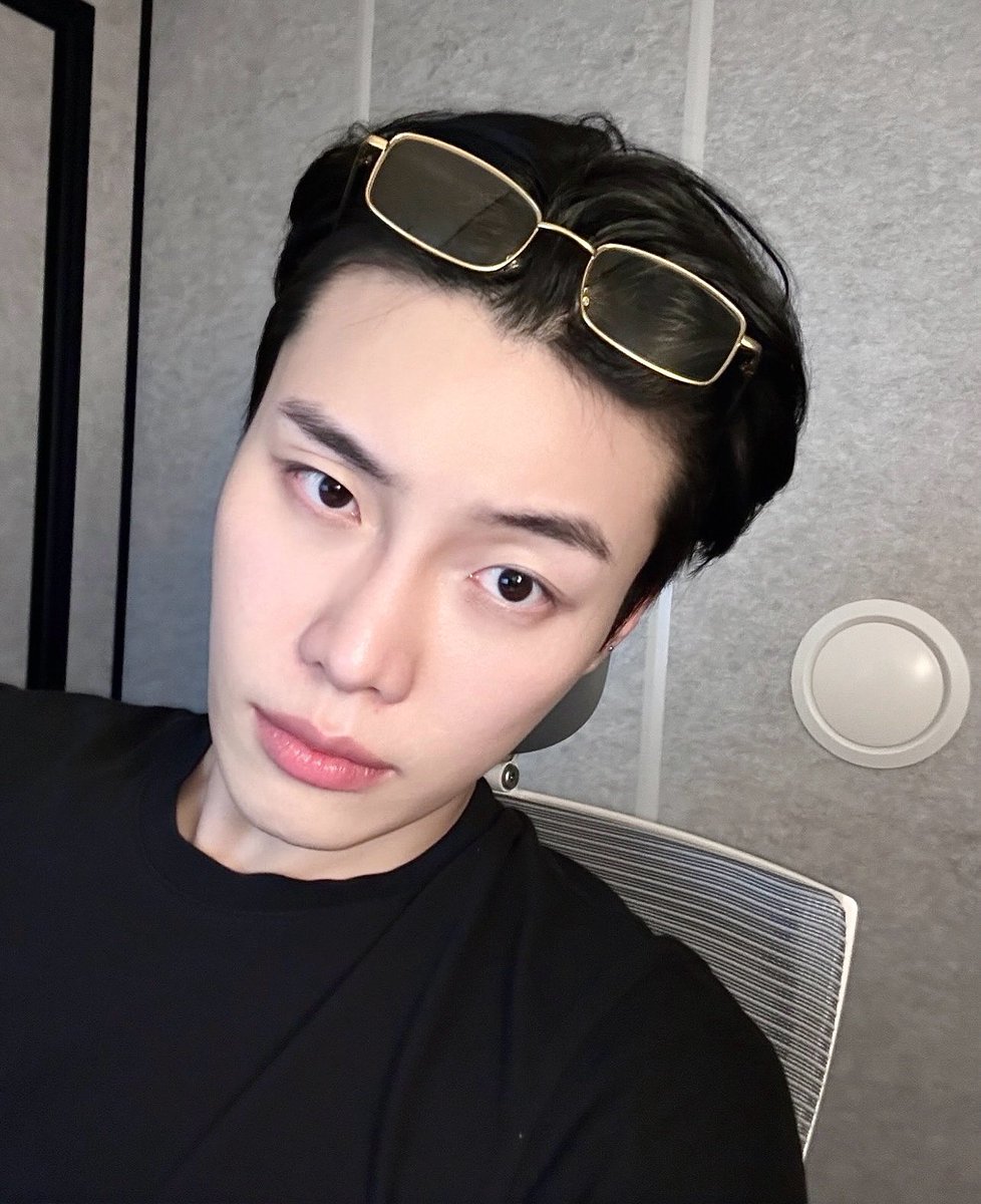 periwink1709's tweet photo. they match too well I’m unwell 🤒🤎🖤 #2jh #junjae https://t.co/ddKAJJeied