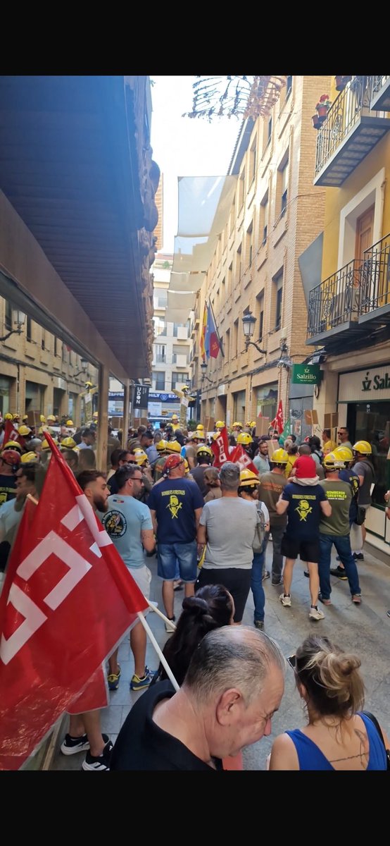 peterbaeza6's tweet image. Los bomberos y bomberas forestales de la región de Murcia salen a las Calles reivindicando derechos laborales 💪💪💪💪