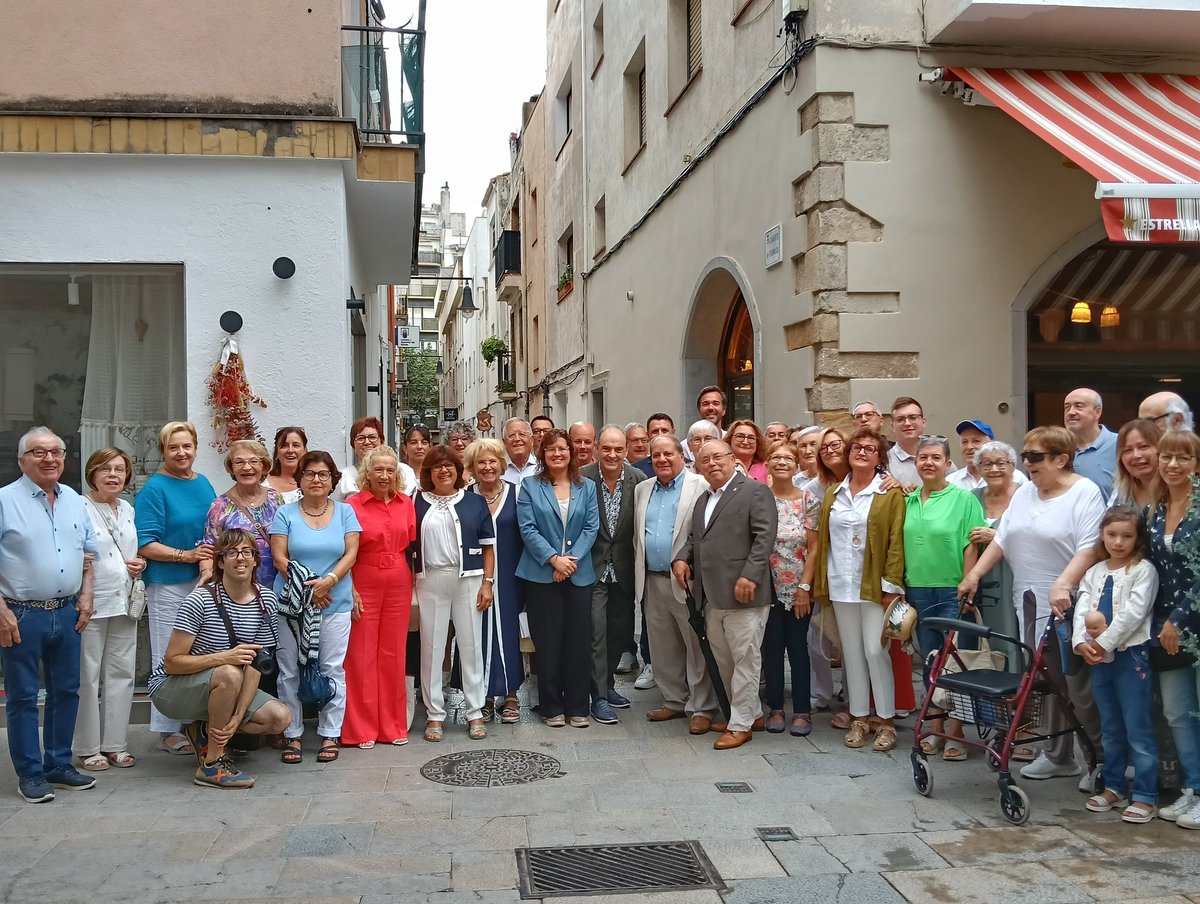 juntsperblanes's tweet photo. ☕️ Bon dia! Avui hem iniciat la Diada de Catalunya esmorzant junts! 

💛 És un bon moment per commemorar i reivindicar la nostra cultura, la nostra llengua i el nostre país. 
🫶🏻 Moltes gràcies a tots per ser-hi i acompanyar-nos-hi!

#Blanes #JuntsperBlanes #11setembre #Catalunya https://t.co/BXi6c8PiZQ