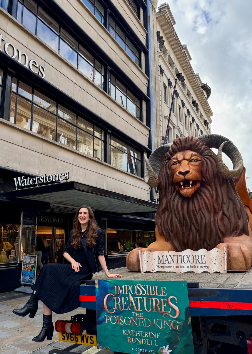 WaterstonesKids's tweet image. A very exciting morning at Waterstones Piccadilly as we had a visit from Katherine Rundell AND the Manticore from her mesmerising follow up to Impossible Creatures, The Poisoned King which is out today! 

Shop signed copies: waterstones.com/book/the-poiso…
