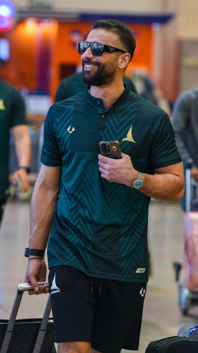 deeero2020's tweet image. لأن وجودك هيبه كما هيبة ملك .. فلسان حال من يفقه كرة اليد يردد باطمئنان 
مدام معاي القمر مالي ومال !
كيف نخاف وأنت قائد فرقة الأوركسترا ومصدر الأمان والعقل المُدبر لكافة الأمور المستعصية
قد يُخيّل للبعض أن يد الخليج سهلة المنال على الورق وعندما يرونك في أرض الملعب يتغير الرأي💚💛