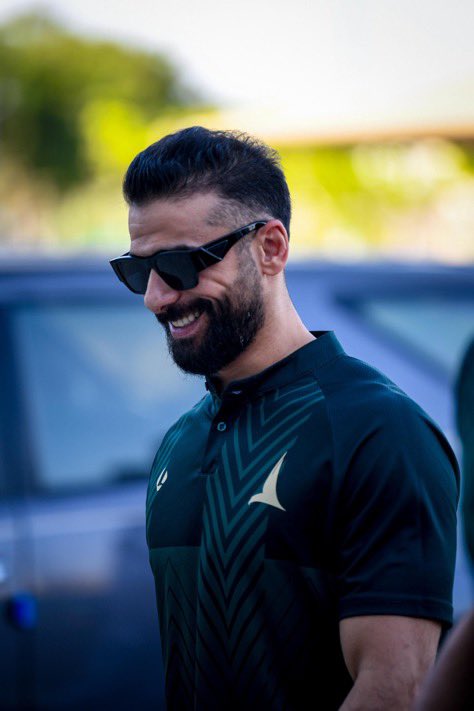 deeero2020's tweet image. لأن وجودك هيبه كما هيبة ملك .. فلسان حال من يفقه كرة اليد يردد باطمئنان 
مدام معاي القمر مالي ومال !
كيف نخاف وأنت قائد فرقة الأوركسترا ومصدر الأمان والعقل المُدبر لكافة الأمور المستعصية
قد يُخيّل للبعض أن يد الخليج سهلة المنال على الورق وعندما يرونك في أرض الملعب يتغير الرأي💚💛