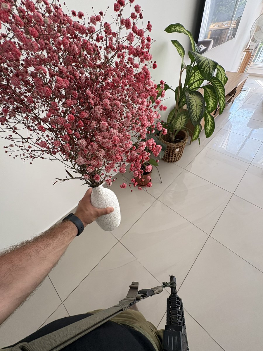 המוכר פרחים ועוד איזה שני אנשים עצרו אותי ברחוב עם הזר הזה והיו בטוחים שאני שיש פה סיפור אהבה על בחור שחזר מהחזית לאהבותו..
לא היה לי נעים להגיד להם שאני רווק ושזה נטו להוסיף צבע לדירה