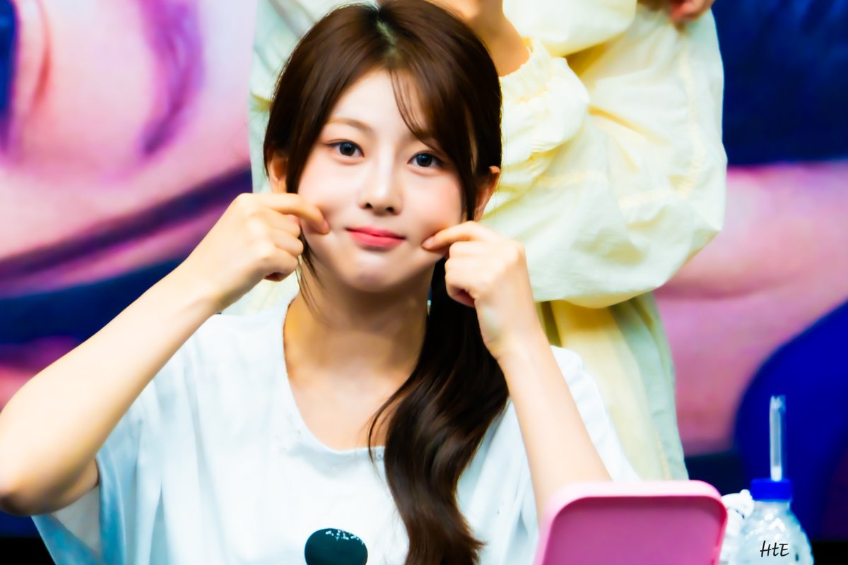 Ht_Emoji's tweet photo. 250907 앳하트 팬싸인회 봄

#AtHeart #앳하트 #BOME #봄 https://t.co/IVa8rG35xJ
