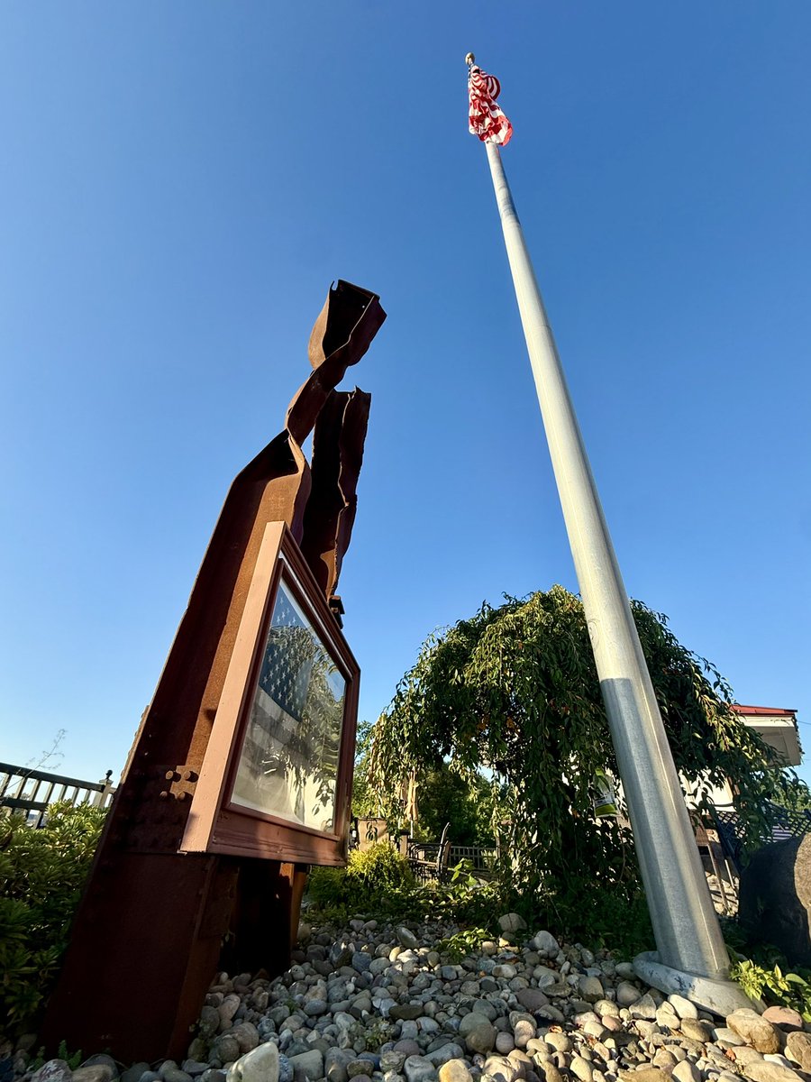 TwoButtonsDeep's tweet image. Two beams from the Twin Towers and an American flag recovered from Ground Zero now stand tall along the Mohawk River in Schenectady. This memorial honors our nation and the local lives lost on 9/11 🇺🇸
📍 Max410 at The Waters Edge