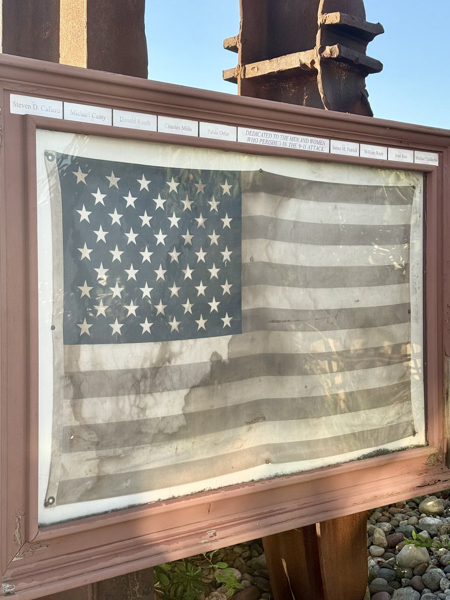 TwoButtonsDeep's tweet image. Two beams from the Twin Towers and an American flag recovered from Ground Zero now stand tall along the Mohawk River in Schenectady. This memorial honors our nation and the local lives lost on 9/11 🇺🇸
📍 Max410 at The Waters Edge