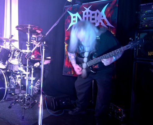 Neue Live Bilder meiner Thrash Band Entera :)
#thrashmetal #speedmetal #bass #bassist #metabass #ibanez #warwick #show #live #konzert #gig #metalgig #liveband #enterathrashmetal #bühne #headbanger #metalmusician