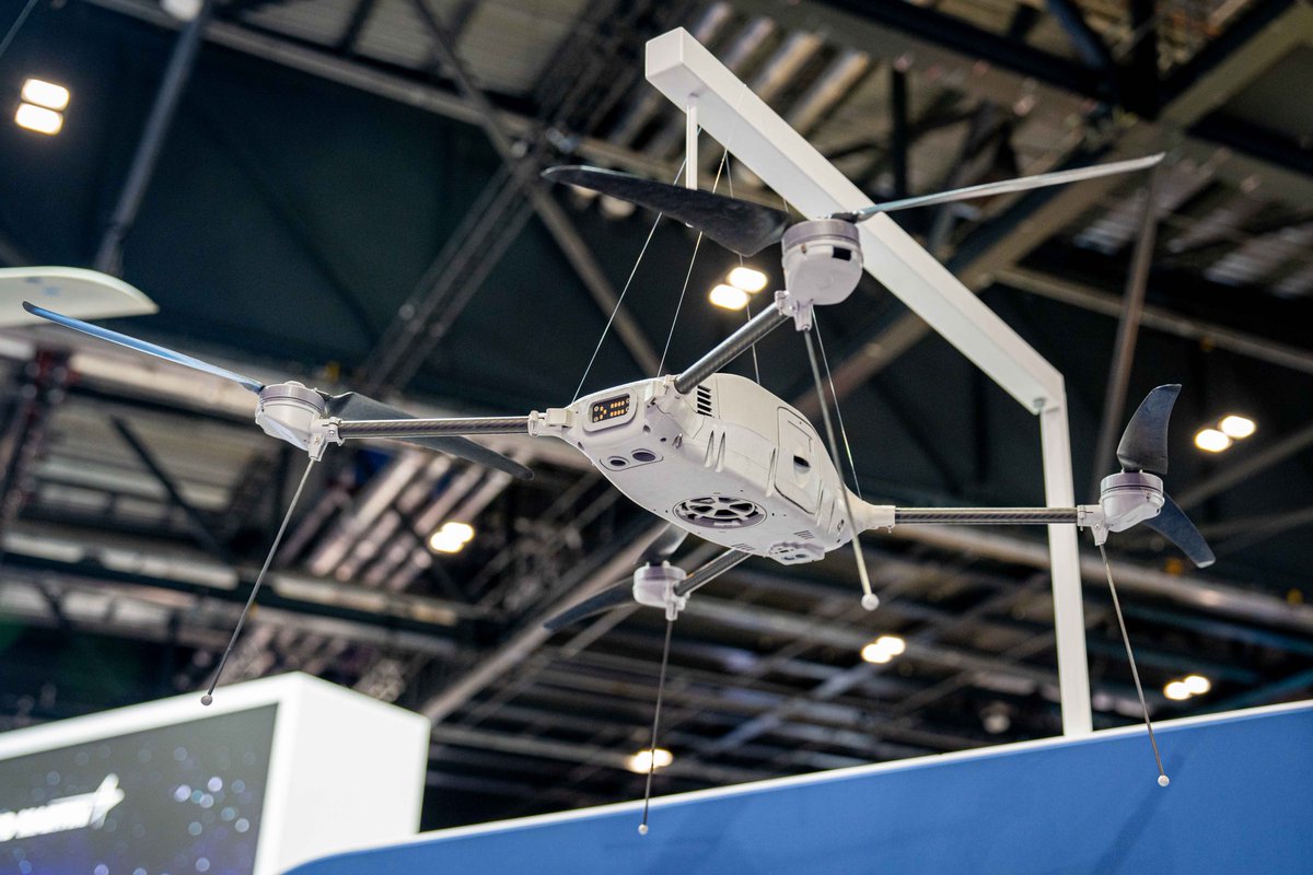 DefenceES's tweet image. 📸Spotted  – The portable drones becoming an invaluable asset. #DSEI

Under Project TIQUILA, Eagle has reached IOC with @BritishArmy troops, providing 8 hours of imaging ability up to 60km.

Kestrel can be carried in a backpack and deployed in minutes, with a range of up to 12km.