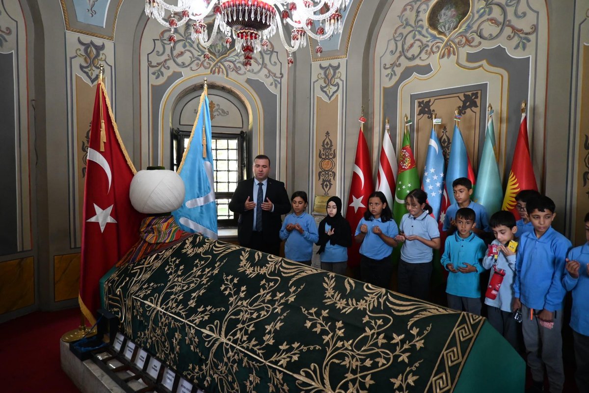 İLK DERS: ERTUĞRUL GAZİ - 3
Öğrencilerimiz Ertuğrul Gazi'ye dua ettikten sonra Ertuğrul Gazi Mescidi'ni (Kuyulu Mescid) ziyarette bulundular. Sayın Kaymakamımız Mücahit Ünal'ın öğrencilerimize çeşitli ikram ve kitap hediyelerinden sonra programımız sona erdi.

<a href="/kaymakam_unal/">Mücahit Ünal</a>