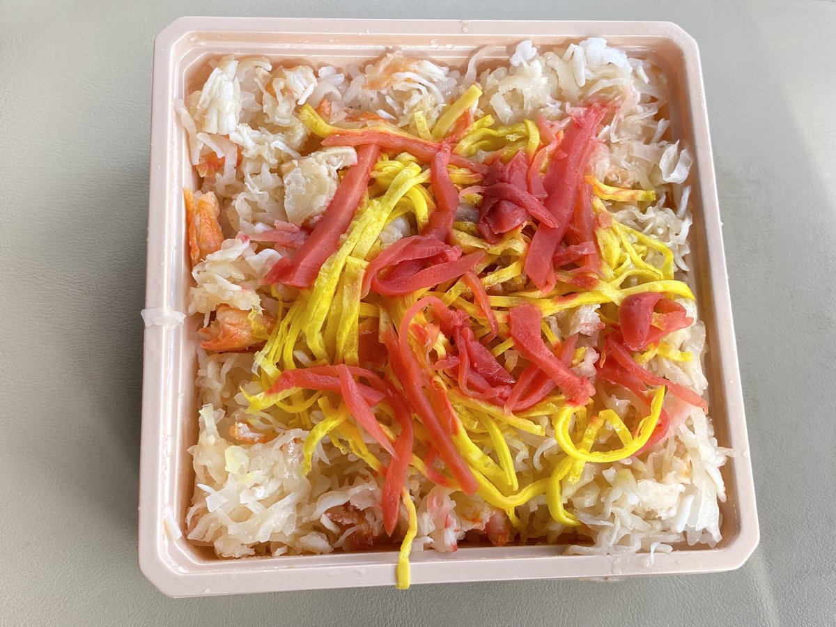 美幌町・青葉荘のかに弁当！😆✨

長万部の酢飯のカニ飯とは全く異なり、タラバガニのバター炒めが温かいご飯に乗っている洋風の味付けです！🦀✨

当日電話で予約すると指定の時間に作ってくれますが、旅館にかに弁当の看板など一切ないので、知る人ぞ知る逸品です😊

#北海道美幌町