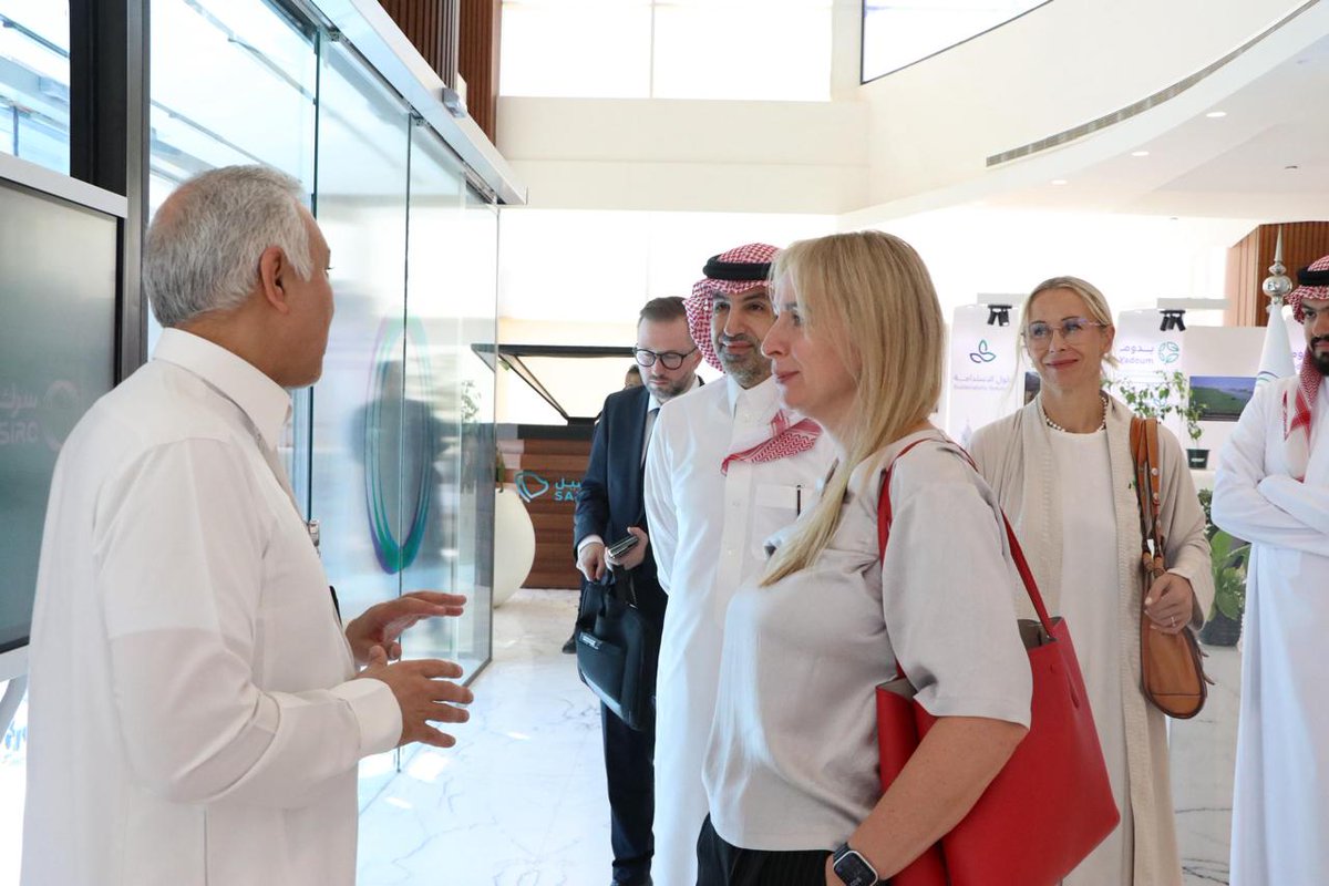 Jadarah_cc's tweet image. خلال زيارة الرئيس التنفيذي المستشار أ.ماهر الحضراوي لمقر الشركة السعودية للاستثمار وإعادة التدوير (SIRC)، التقى بسعادة المهندس زياد الشيحة الرئيس التنفيذي بحضور سعادة السيدة ماريا بيلوفاس، سفيرة جمهورية إستونيا لدى المملكة العربية السعودية والسيد ليهاري كاوستل امين مجلس الأعمال…