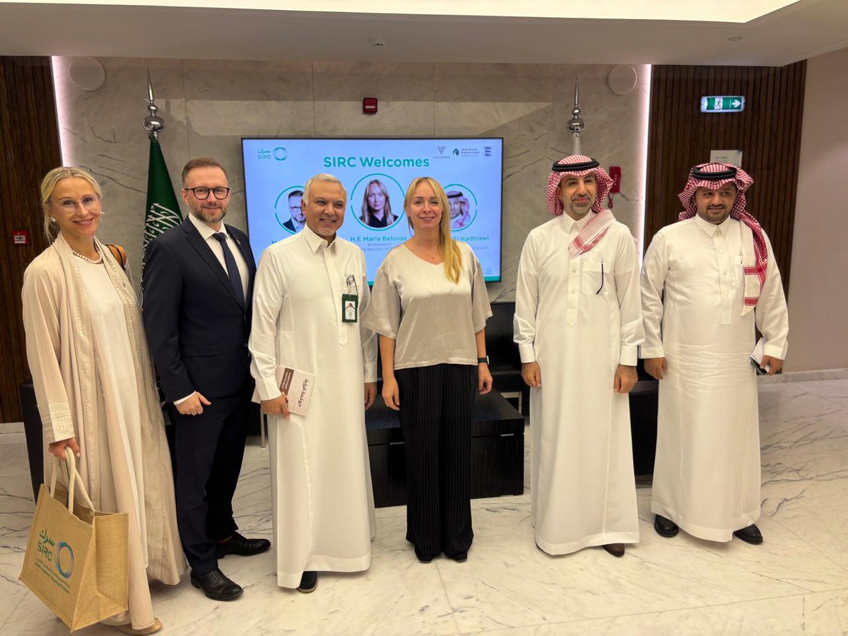 Jadarah_cc's tweet image. خلال زيارة الرئيس التنفيذي المستشار أ.ماهر الحضراوي لمقر الشركة السعودية للاستثمار وإعادة التدوير (SIRC)، التقى بسعادة المهندس زياد الشيحة الرئيس التنفيذي بحضور سعادة السيدة ماريا بيلوفاس، سفيرة جمهورية إستونيا لدى المملكة العربية السعودية والسيد ليهاري كاوستل امين مجلس الأعمال…