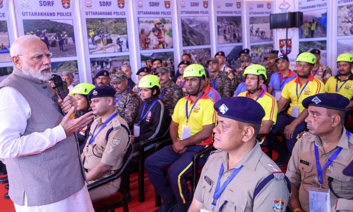narendramodi's tweet image. Met the teams of NDRF, SDRF, Aapda Mitras and others who are working across Uttarakhand, providing assistance to all those who have been affected. I am very proud of their courage as well as dedication towards helping others in these testing circumstances.