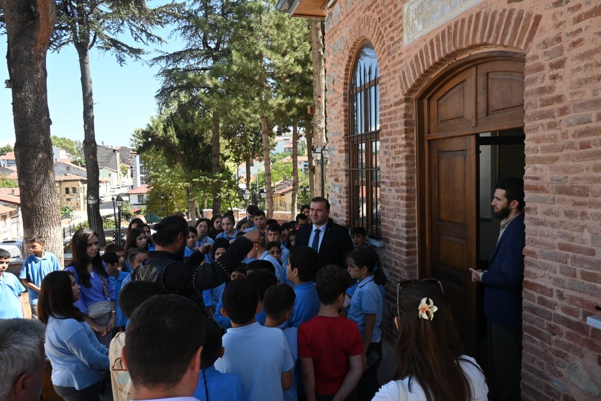 İLK DERS: ERTUĞRUL GAZİ - 2
Projemiz kapsamında öğrencilerimizle birlikte Ertuğrul Gazi Türbesi ziyareti gerçekleştirdik. Ardından türbe bahçesinde öğrencilerimize atalarının hayatlarını, yaptıklarını, hayallerini ve fikirlerini benimsetme maksadıyla Ertuğrul Gazi'nin hayatı ve