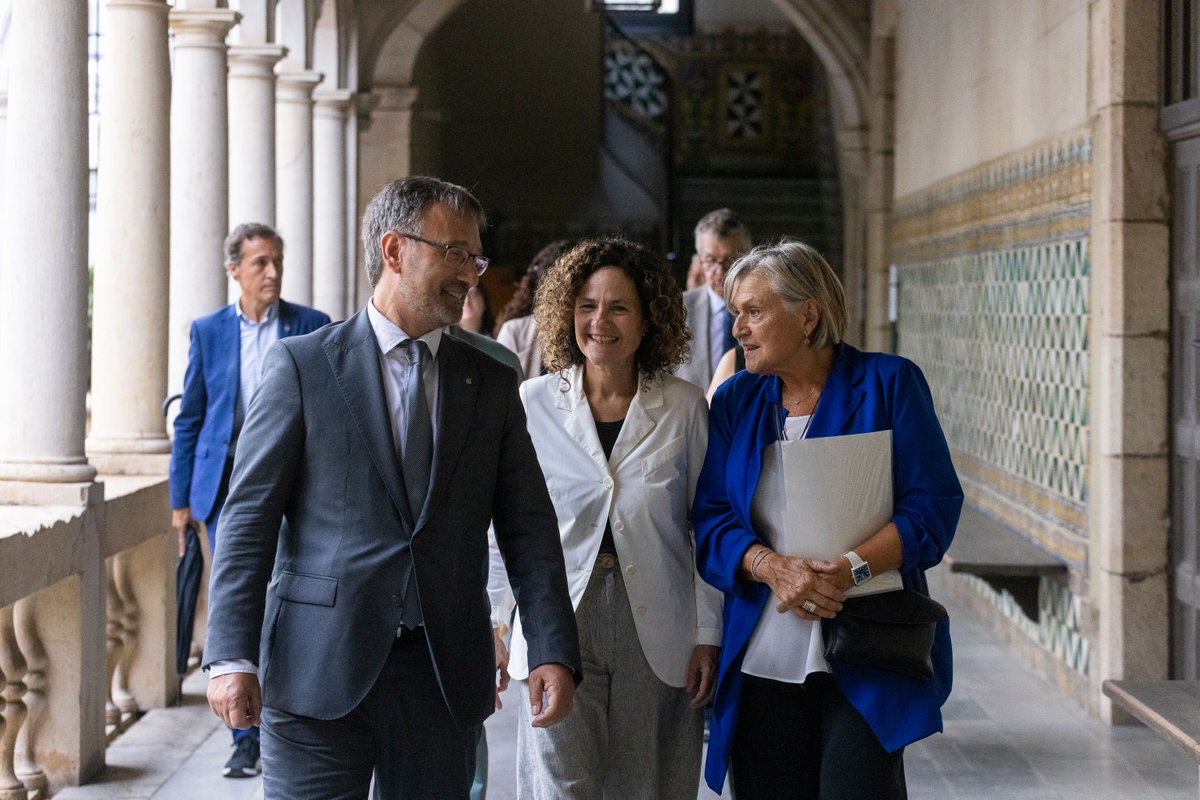 llenguacatalana's tweet photo. El conseller @VilaFX, a la #Diada2025 de l'@iec: “La llengua catalana és la columna vertebral de la nació. Ara és el moment de treballar plegats des de les institucions, partits, sindicats, entitats, empreses, universitats i acadèmia per garantir el futur del català.” https://t.co/kXF9DaekIR