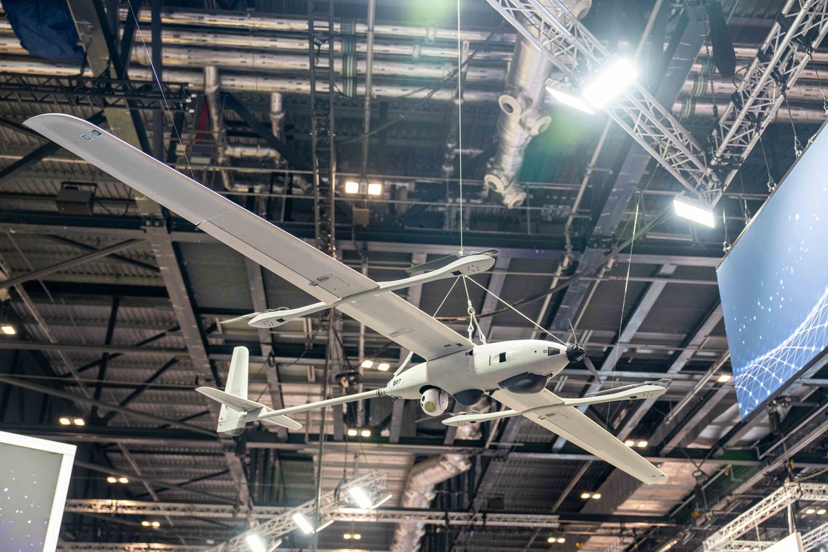 DefenceES's tweet image. 📸Spotted  – The portable drones becoming an invaluable asset. #DSEI

Under Project TIQUILA, Eagle has reached IOC with @BritishArmy troops, providing 8 hours of imaging ability up to 60km.

Kestrel can be carried in a backpack and deployed in minutes, with a range of up to 12km.