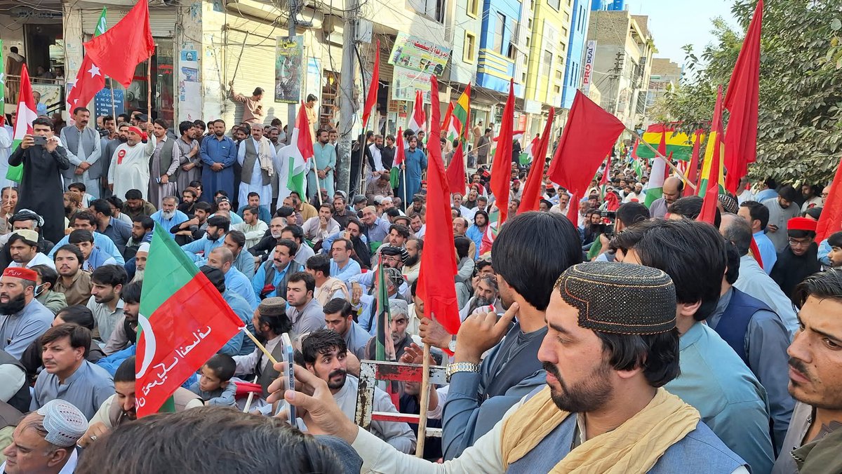 Razaq Asim (@kakarrazaqasim) on Twitter photo کوئٹہ
عوامی نیشنل پارٹی کے صوبائی صدر قدرمن مشر اصغر خان اچکزئی آج کوئٹہ پریس کلب کے سامنے آل پارٹیز کے زیراہتمام 2 ستمبر کے سانحہ بلوچستان اور 8 ستمبر کے پہیہ جام اور شٹر ڈاؤن ہڑتال پر ریاستی/حکومتی جبر/تشدد کے خلاف عظیم الشان احتجاج سے خطاب کر رہے ہیں
<a href="/AsgharAchakzaii/">Asghar khan Achakzai</a> کوئٹہ
عوامی نیشنل پارٹی کے صوبائی صدر قدرمن مشر اصغر خان اچکزئی آج کوئٹہ پریس کلب کے سامنے آل پارٹیز کے زیراہتمام 2 ستمبر کے سانحہ بلوچستان اور 8 ستمبر کے پہیہ جام اور شٹر ڈاؤن ہڑتال پر ریاستی/حکومتی جبر/تشدد کے خلاف عظیم الشان احتجاج سے خطاب کر رہے ہیں
<a href="/AsgharAchakzaii/">Asghar khan Achakzai</a>