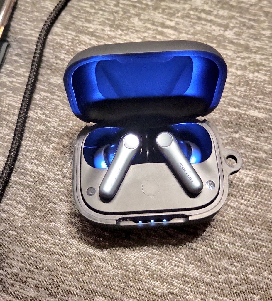 0424Nozomi's tweet image. #EarFunの秋
いつもお出かけする時や寝る時などに沢山遣わさせていただいております！いつもLINEのサポートも丁寧で本当に大好きです特にノイキャンが最高です！次に発売予定のEarFun Air Pro 4＋が色々進化されるとの事で大変楽しみにしております！これからもイヤホン作り頑張ってください！大好き！