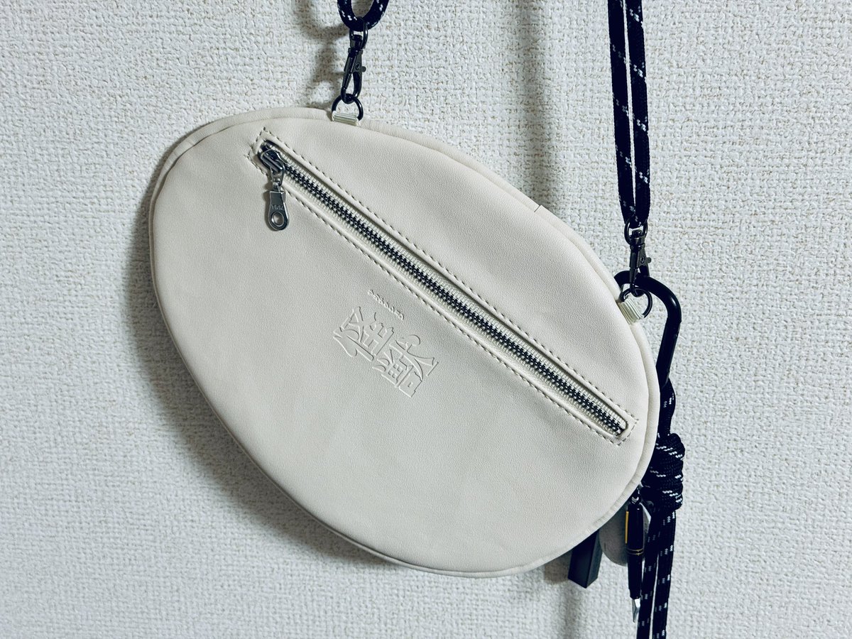 メモリアルフォトフレームに続き、たまごポーチを妻が改造してたまごサコッシュにしてた😳
2個買ったから作ったって😆

キーリングの紐に近い柄の紐を採用するというこだわりスギョイ！

一郎さん！しっかり沼ってるよw

#サカナクション
#サカナクショングッズ 
#魚民手芸部