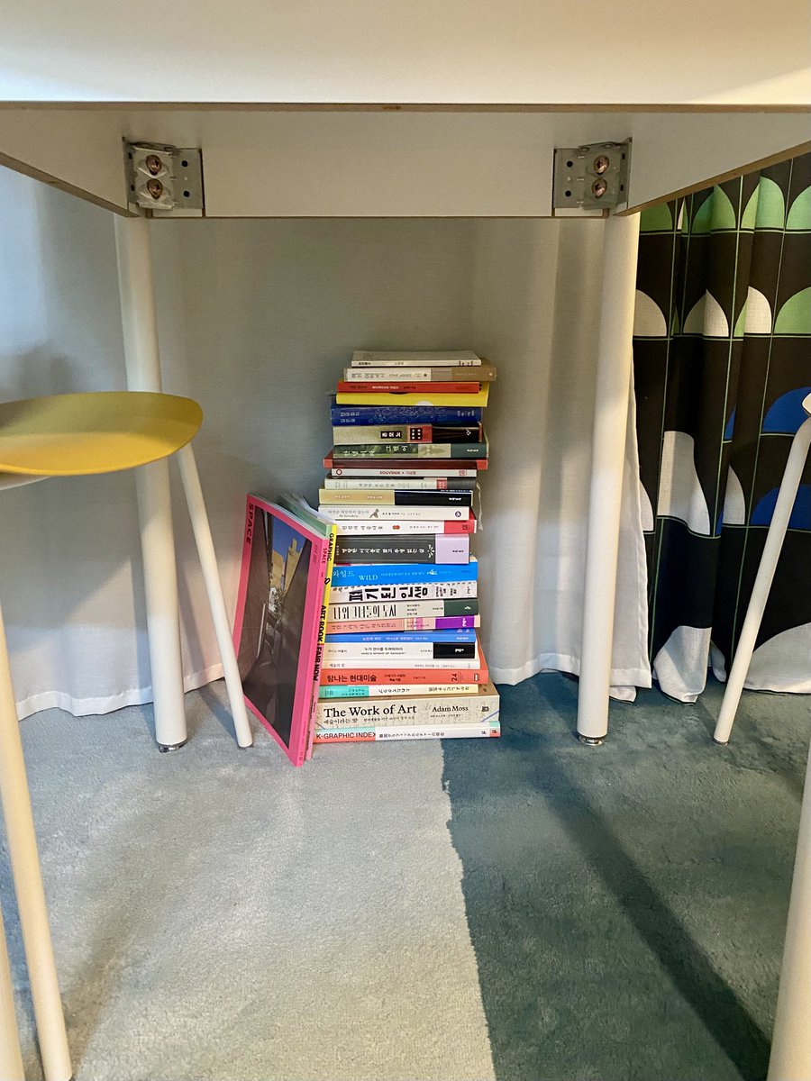 책 둘 데가 없어서 여기저기에 방치되어 있는 책들을 식탁 아래에 쌓기 시작;; 나도 모르겠다, 이제😅
