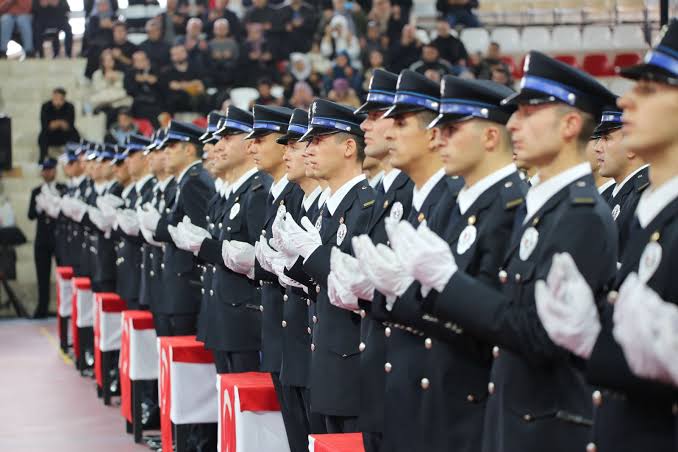 Diğer mesleklerin en anlamadığı ve hayret ettiği konu #PolisMeslekKanunu olmamasıdır. Polisin duadan başka bir çözümü yok,

👉 İnşallah 4 gurup 12-36 sistemine geçeriz

👉 İnşallah gece çalışma tazminatı alırız 

👉 İnşallah 2.şark kalkar 3. Şark gelmez

İnşallah, İnşallah vs.