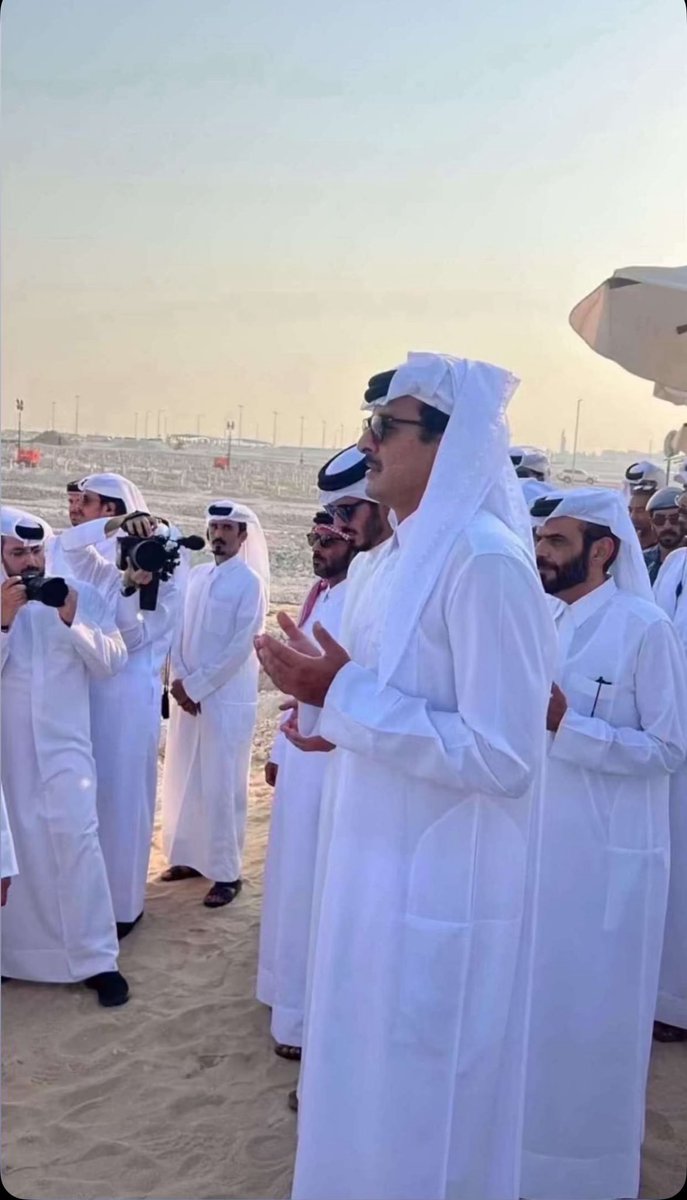 absqtr86's tweet photo. لطالما كان العديد من مواطني الدول الأخرى يستغربون من عمق وقوة علاقة الشعب القطري بحكامه مثل علاقة أميرنا بنا حيث نراه بجوارنا في أفراحنا وأحزاننا ومناسباتنا لم يفصل يوماً بيننا حاجز أو حماية بل دائماً بيننا وقريبً من شعبه بكل شيء وهذه من أعظم الله عزوجل على عباده أن ولى علينا خيار قومنا وأصلحهم وأعدلهم
الله لاتره في بلاده وشعبه ومن يحب سوءاً ولا مكروها وأحفظه اللهم لنا وأدم حكمه وأرزقه الصحة والعافية يارب