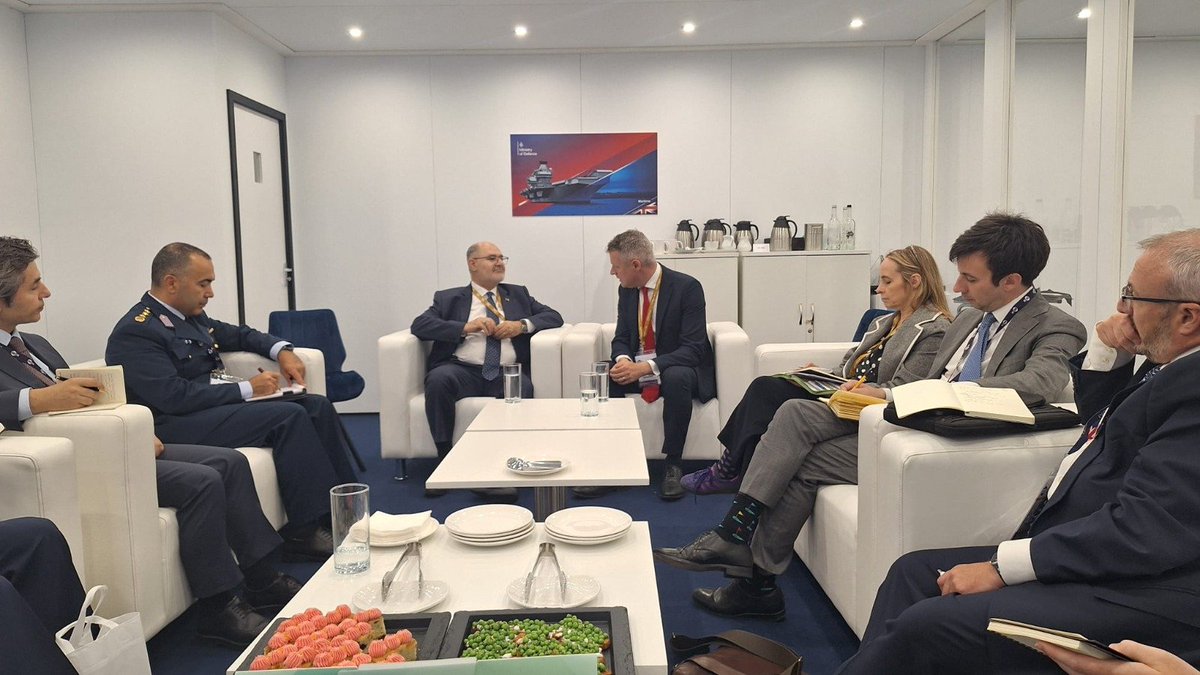 tcsavunma's tweet photo. Millî Savunma Bakan Yardımcısı Alpaslan Kavaklıoğlu Londra ziyareti kapsamında Birleşik Krallık Savunma Tedarikinden Sorumlu Bakanı Luke Pollard ile de bir görüşme gerçekleştirdi. Bu görüşme, Bakan Pollard’ın göreve başlamasının ardından yaptığı ilk resmî toplantı olma özelliğini taşıdı. Toplantıda, Eurofighter, C-130J ve A400M retrofit gibi büyük ölçekli projeler başta olmak üzere, savunma sanayiine yönelik önemli konularda görüş alışverişinde bulunuldu.

#MillîSavunmaBakanlığı