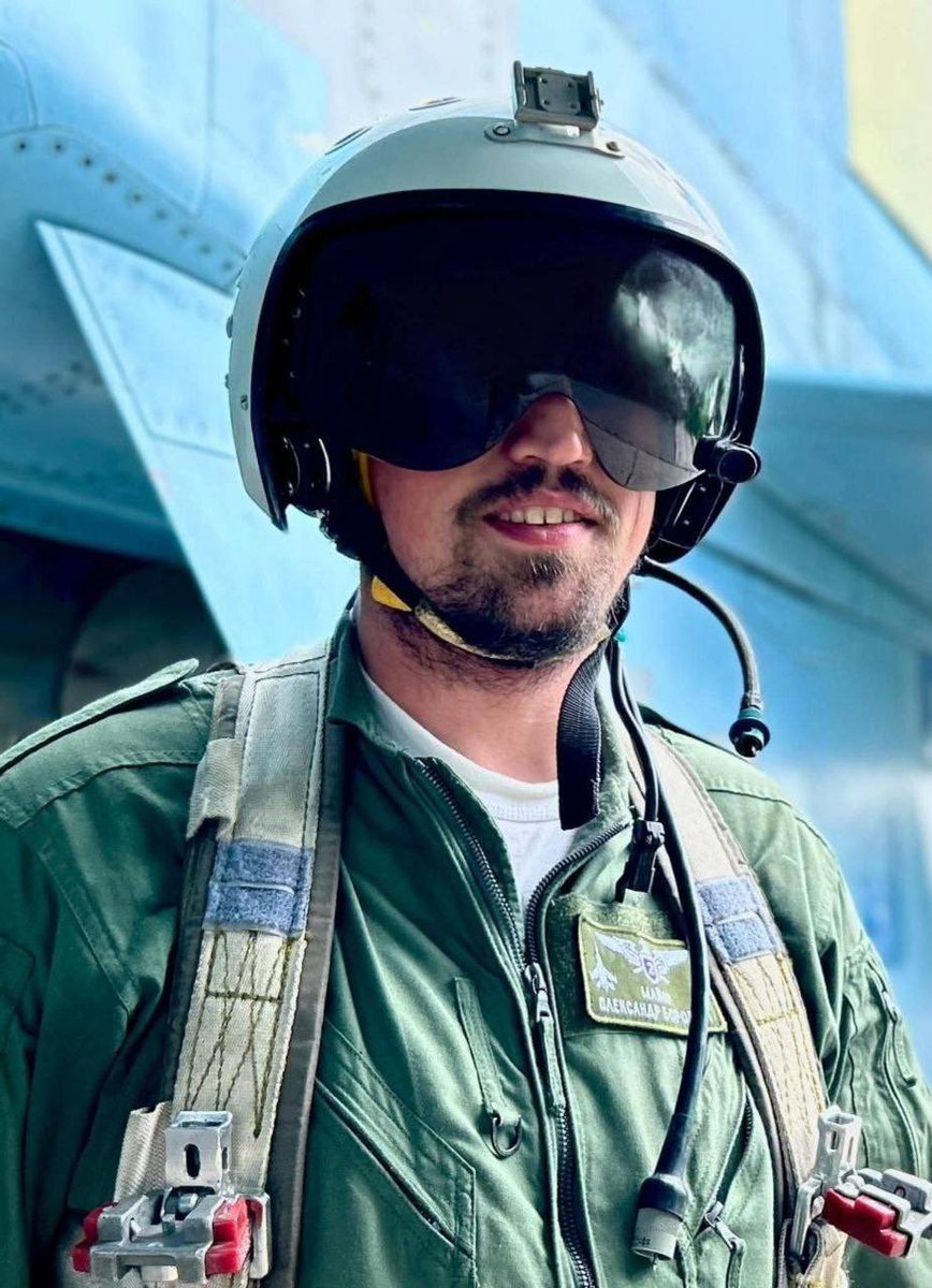 🇺🇦🕯Lors d'une mission dans la direction de Zaporijia, le major Oleksandr Borovyk, pilote de la 39e brigade d'aviation tactique, est décédé à bord de son avion.

Borovyk était le pilote d’un Su27.

Paix à son âme. Gloire aux héros.