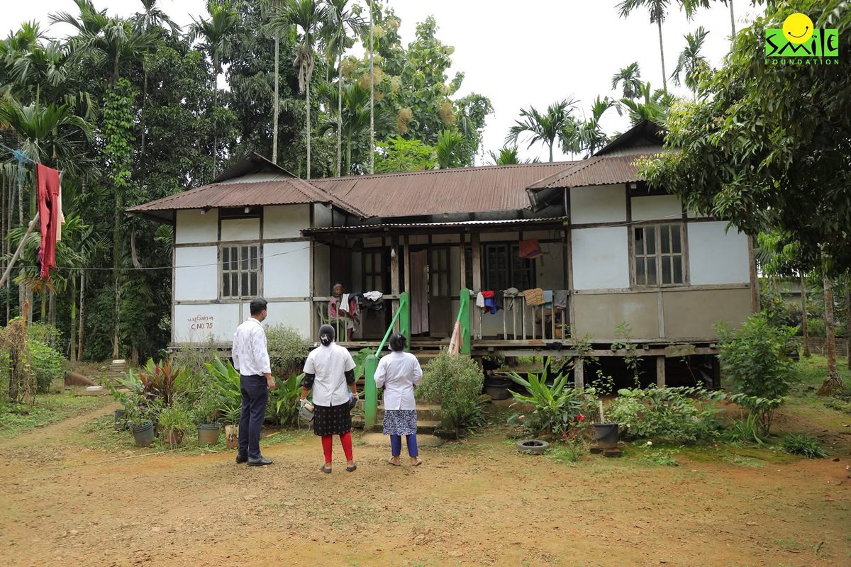 smilefoundation's tweet image. For those unable to travel, our doctors bring healthcare home.

(Pictures from Smile Foundation&apos;s Smile on Wheels mobile healthcare programme in Goalpara, Assam)

Know more about our efforts on the ground: smilefoundationindia.org/support-health/

#HealthCannotWait #SmileOnWheels