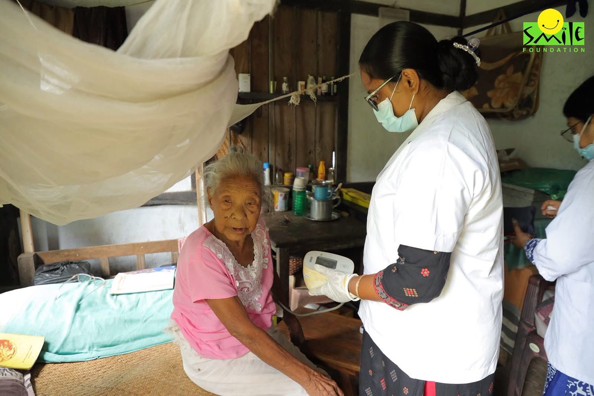smilefoundation's tweet image. For those unable to travel, our doctors bring healthcare home.

(Pictures from Smile Foundation&apos;s Smile on Wheels mobile healthcare programme in Goalpara, Assam)

Know more about our efforts on the ground: smilefoundationindia.org/support-health/

#HealthCannotWait #SmileOnWheels